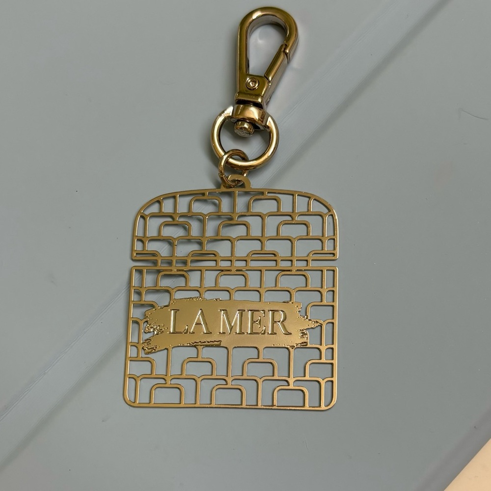 La Mer gold logo La Mer keychain